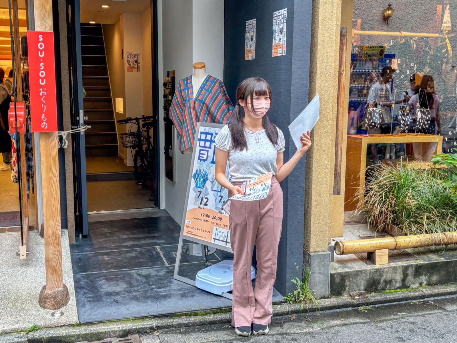 すべて一点物の「伊勢木綿の貫頭衣」 — SOU・SOUと空間演出デザイン